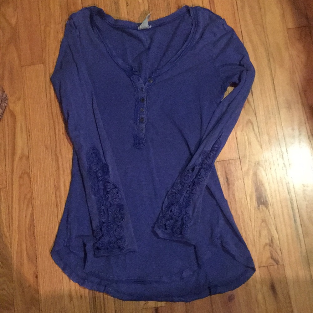 Blue Free People long detail sleeve shirt